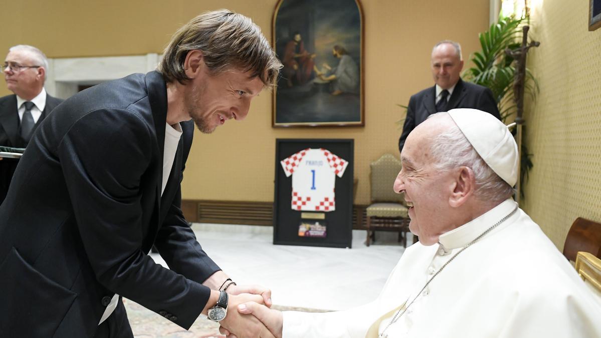El futbolista Luka Modric saluda al papa Francisco, que recibió hace unos días en audiencia privada a jugadores y cuerpo técnico de la selección de fútbol de Croacia.