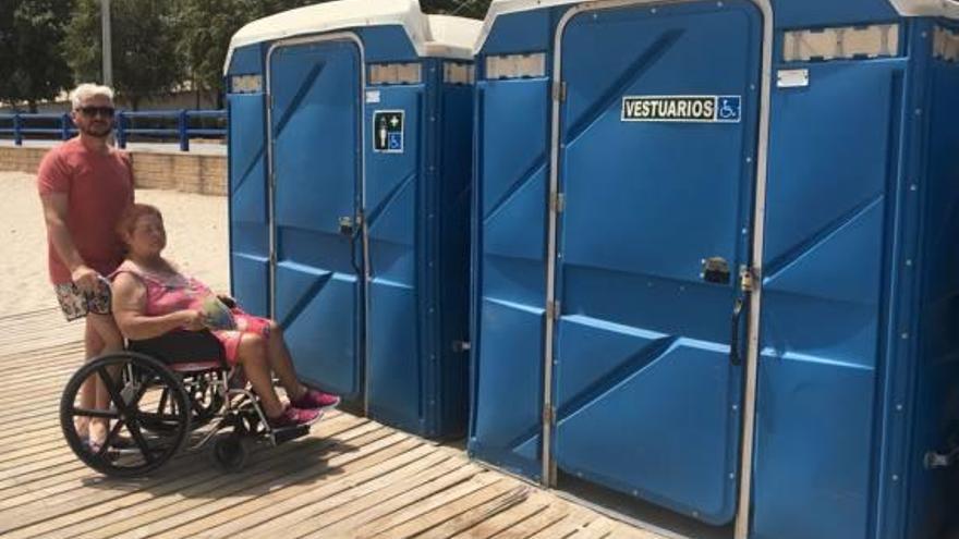 Rafa Martí, junto a su madre, en el punto accesible de la playa del Postiguet.