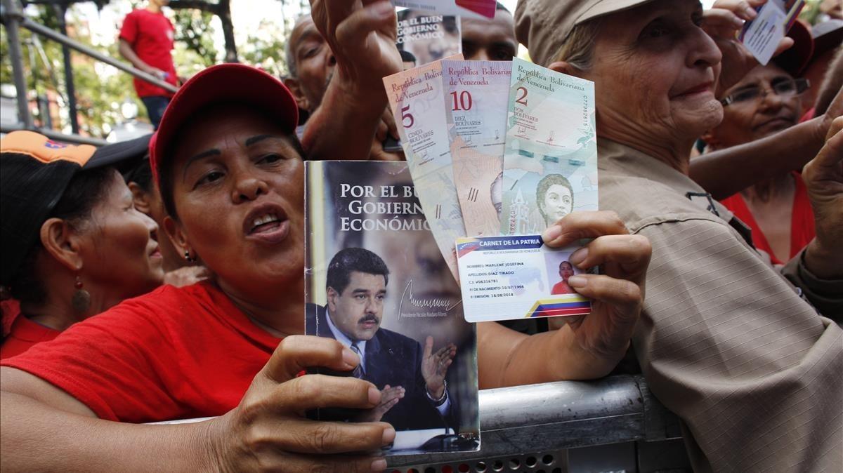 zentauroepp44731375 pro government supporters cheer as some hold up new banknote180822104827