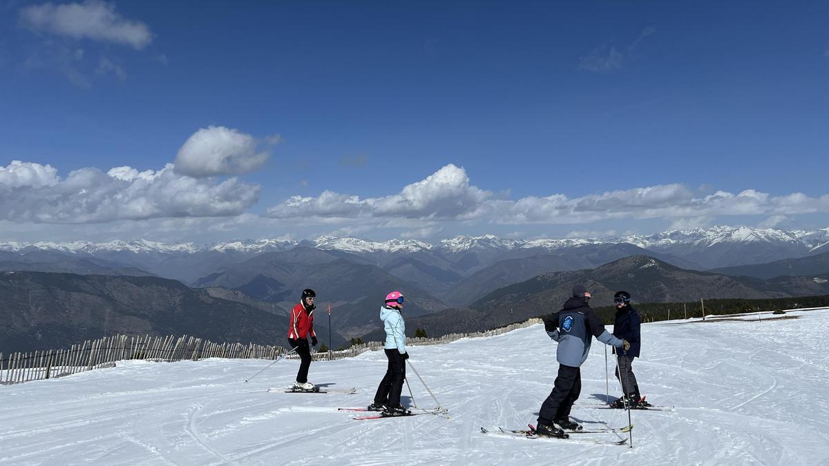 Esquiadors a les pistes de Port Ainé amb el domini obert gairebé al 100% encarant la recta final de temporada