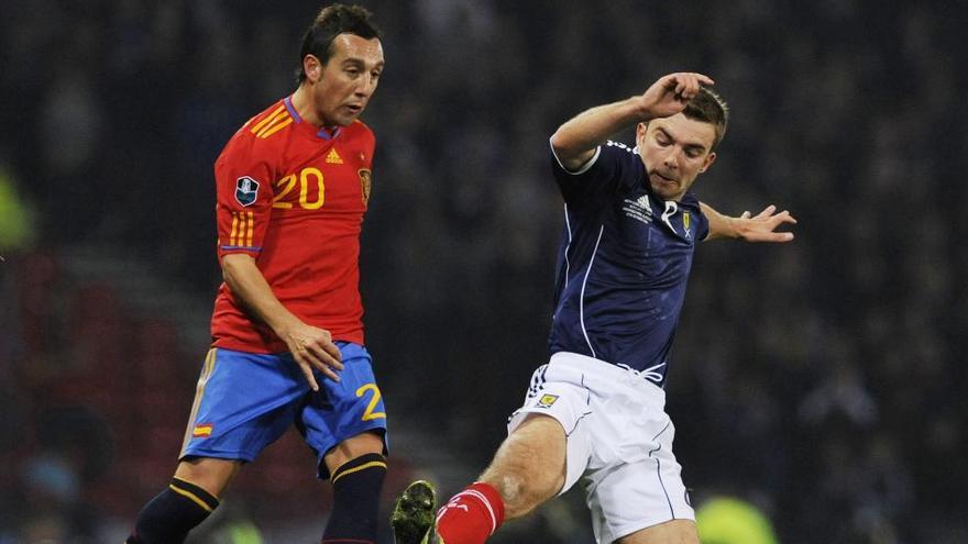 Pie de foto: Cazorla, en un partido con la selección española, frente a Escocia, en 2010. Reuters