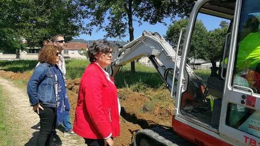 La alcaldesa Eva García, en una visita al lugar de las obras. // D.P.