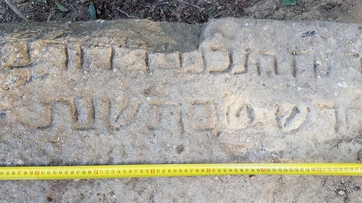 16 04 2021 Encuentran una lapida epigrafiada de la necropolis judia de Montjuic     El Centre de Conservacio de Bens Mobles del Museu d Historia de Barcelona ha recuperado una lapida epigrafiada procedente de la necropolis judia de Montjuic (siglos IV-XIV) que un ciudadano localizo en enero en la avenida Miramar     CATALUNA ESPANA EUROPA BARCELONA CULTURA  ICUB