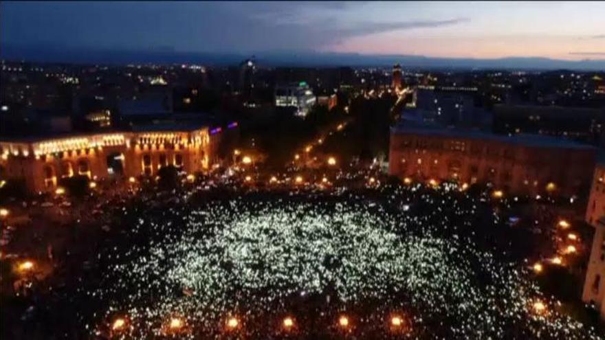 Miles de armenios salen a la calle en contra de la candidatura del expresidente