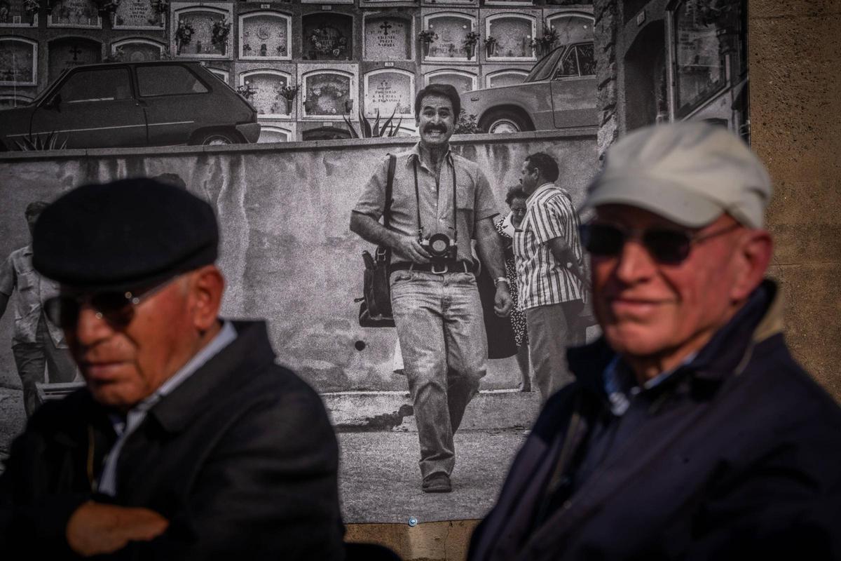 Catalunya Mirades Solidàries ha celebrado un homenaje póstumo al fotógrafo Joan Guerrero en Santa Coloma de Gramenet. La asociación ha inaugurado una exposición de Guerrero en el Parc Fluvial del Besòs y ha entregado el I Premio Joan Guerrero al fotógrafo brasileño Sebastiao Salgado. Catalunya Mirades Solidàries ha celebrado un homenaje póstumo al fotógrafo Joan Guerrero en Santa Coloma de Gramenet. La asociación ha inaugurado una exposición de Guerrero en el Parc Fluvial del Besòs y ha entregado el I Premio Joan Guerrero al fotógrafo brasileño Sebastiao Salgado.