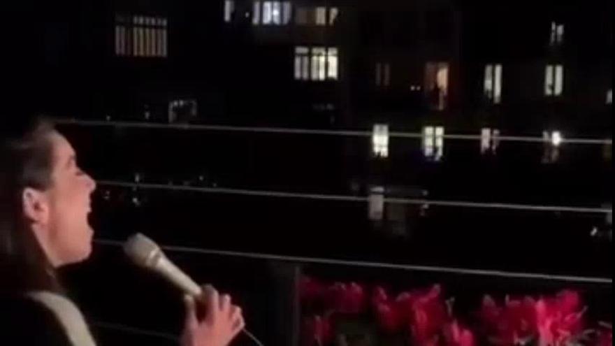 Ruth Lorenzo canta desde su balcón en plena cuarentena
