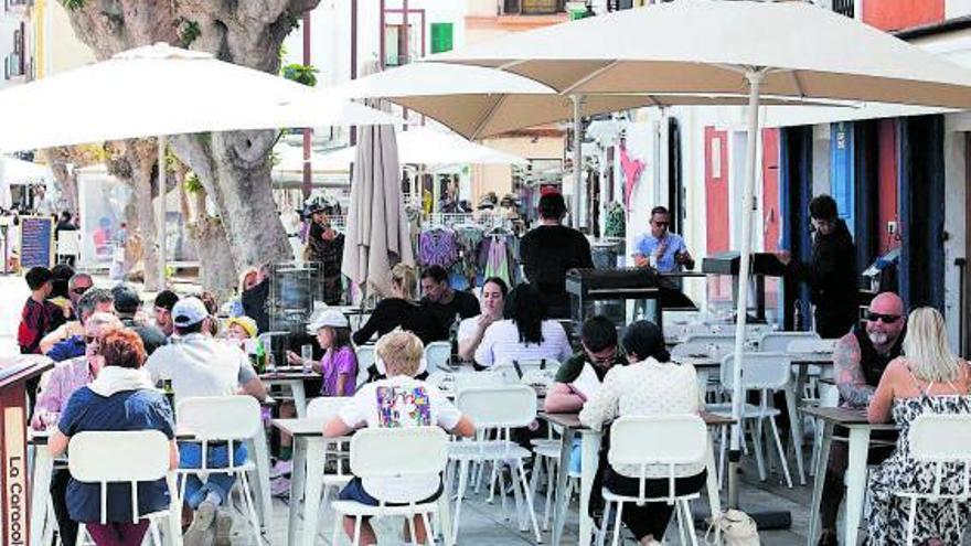 Una terraza de un bar de Vila la pasada semana. | J. A. RIERA