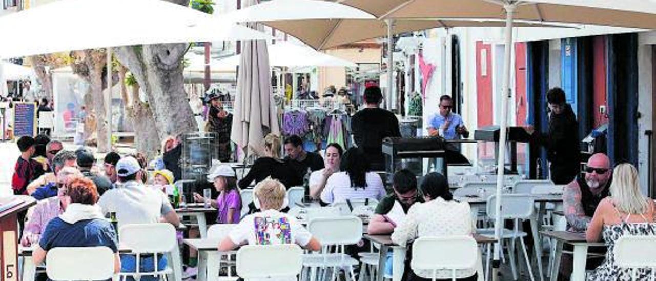 Una terraza de un bar de Vila la pasada semana. | J. A. RIERA