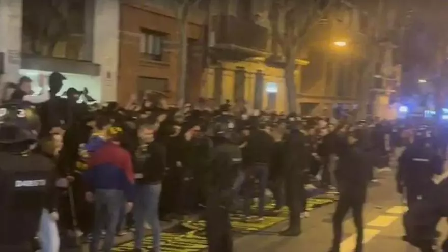 La calle Arizala, por donde accede al Camp Nou el autocar del Barça, a reventar de culés