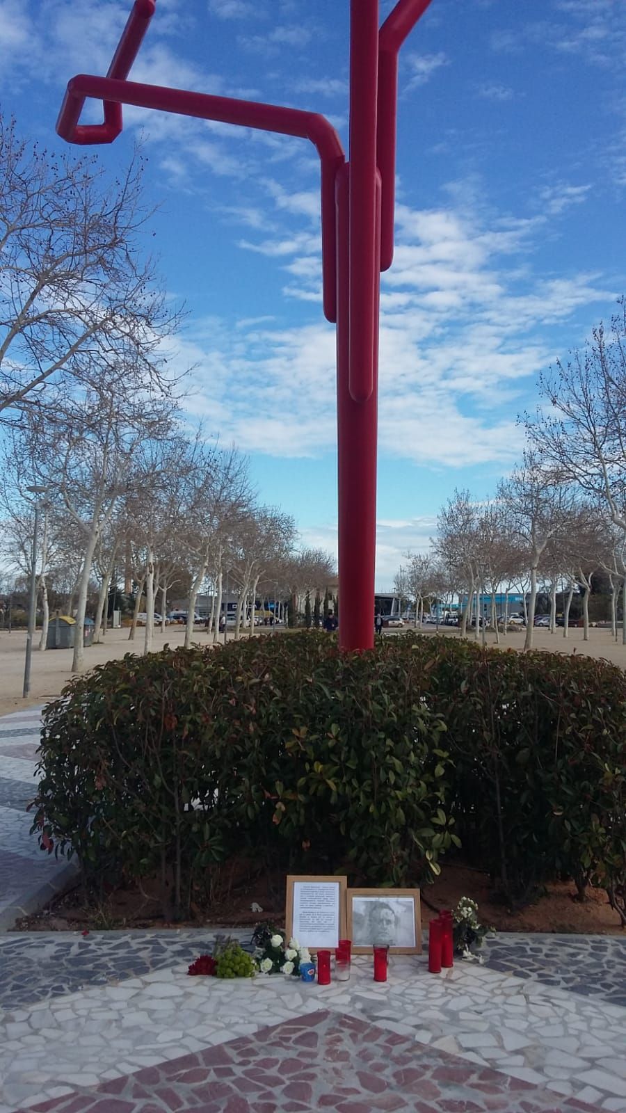 Improvisado altar en Gandia en memoria de Alexéi Navalni