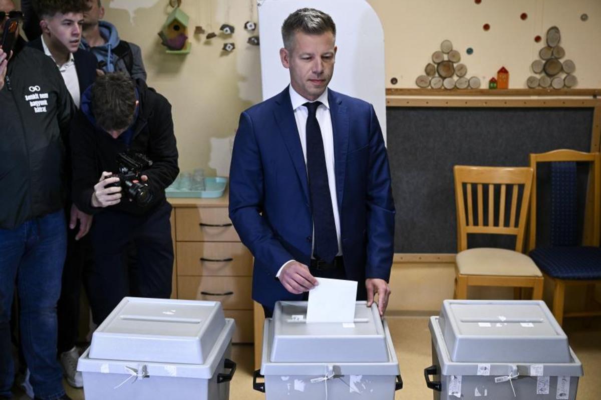 Peter Magyar , líder del partido opositorTisza, emite su voto en Budapest