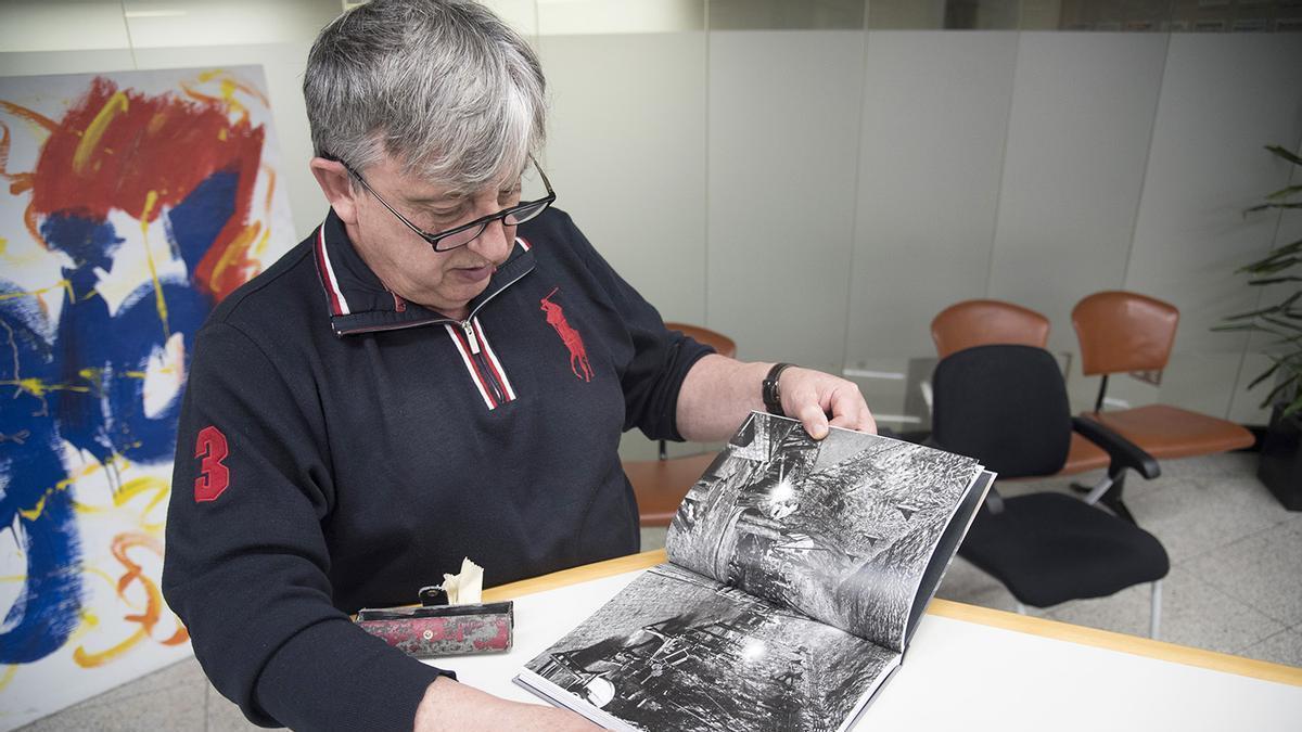 Albert Fàbrega fulleja el llibre de fotos antigues de les mines de potassa
