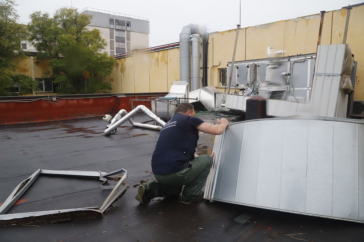 Un tornado deja un reguero de incidencias en el entorno del hospital Reina Sofía