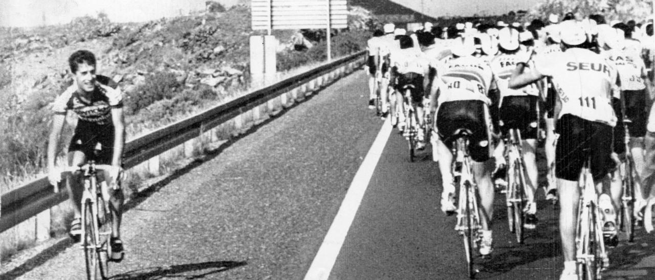 Perico Delgado se cruza con el pelotón en la etapa de Tenerife de La Vuelta de 1988. En la portada de El Dominical, reproducción del cartel de aquella edición, la 43ª.