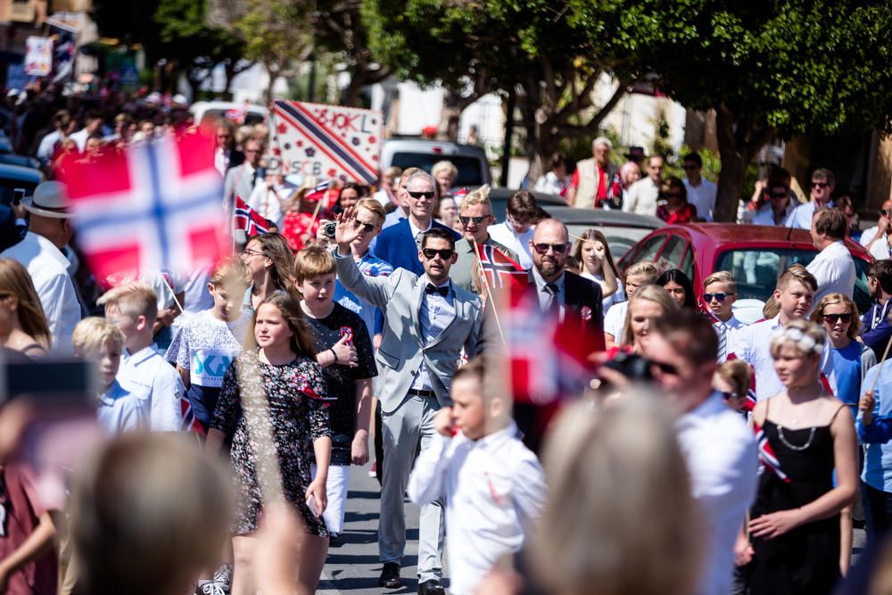 L'Alfàs se tiñe de rojo y azul para conmemorar la fiesta nacional de Noruega