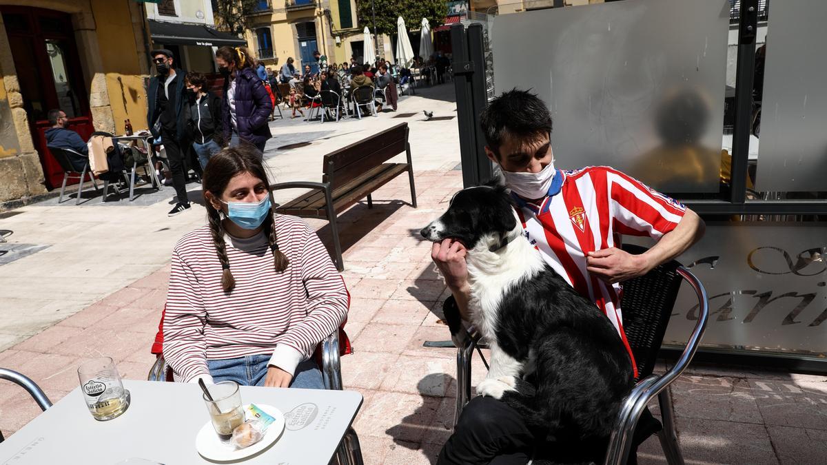 Ambiente de derbi en Gijón