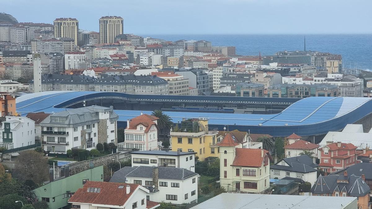 La cubierta azul del estadio de Riazor, hoy, tras la limpieza realizada para su mantenimiento.