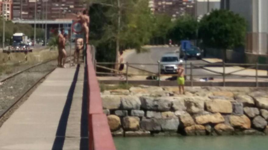 Jóvenes se bañan desnudos junto a las vías del apeadero de San Gabriel