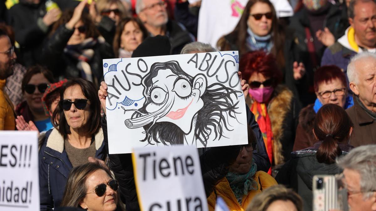 Miles de personas se manifiestan contra el desmantelamiento de la Sanidad Pública, en la protesta bajo el lema ’Madrid se levanta y exige una Sanidad pública’, hacia la plaza de Cibeles, a 12 de febrero de 2023, en Madrid (España).
