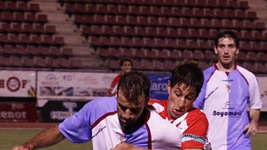 Saúl, del Zamora, intenta arrebatar el balón a un jugador del Compostela.