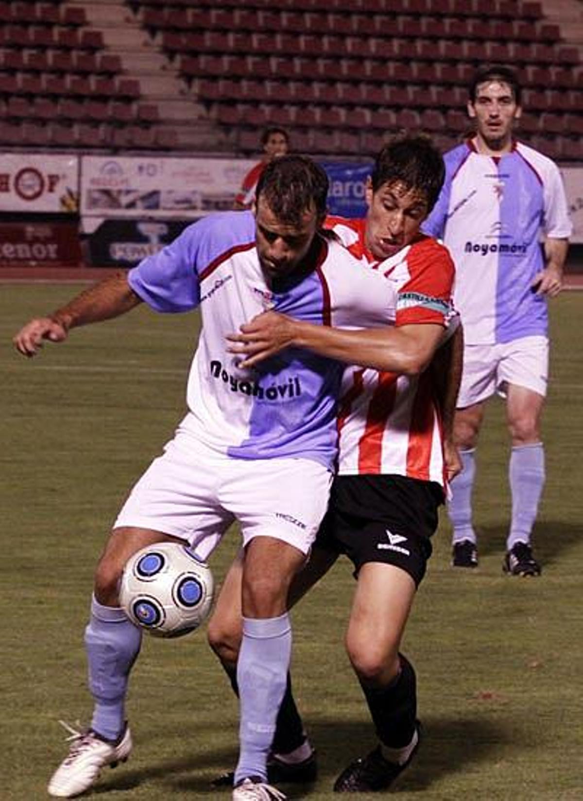 Saúl, del Zamora, intenta arrebatar el balón a un jugador del Compostela.