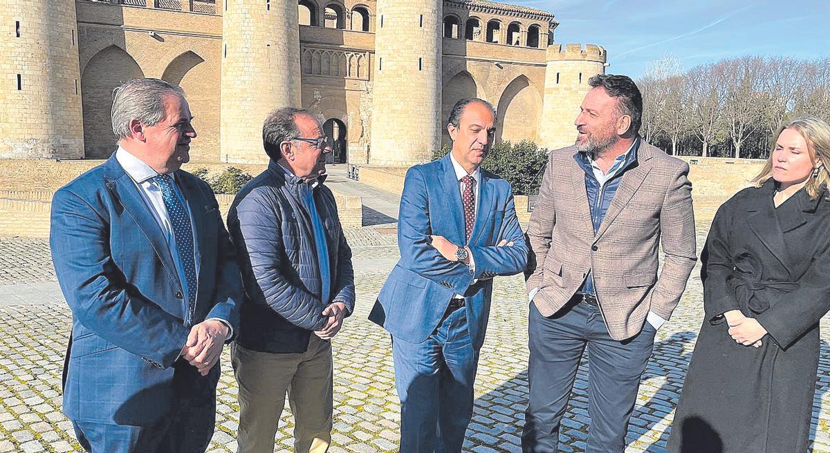 El consejero Bancalero, ayer, junto a Pilar Borraz y los ediles de Canfranc y Sallent de Gállego (Huesca).