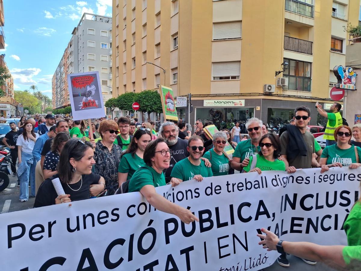 Las imágenes de la multitudinaria e histórica manifestación de los docentes y familias en Dénia
