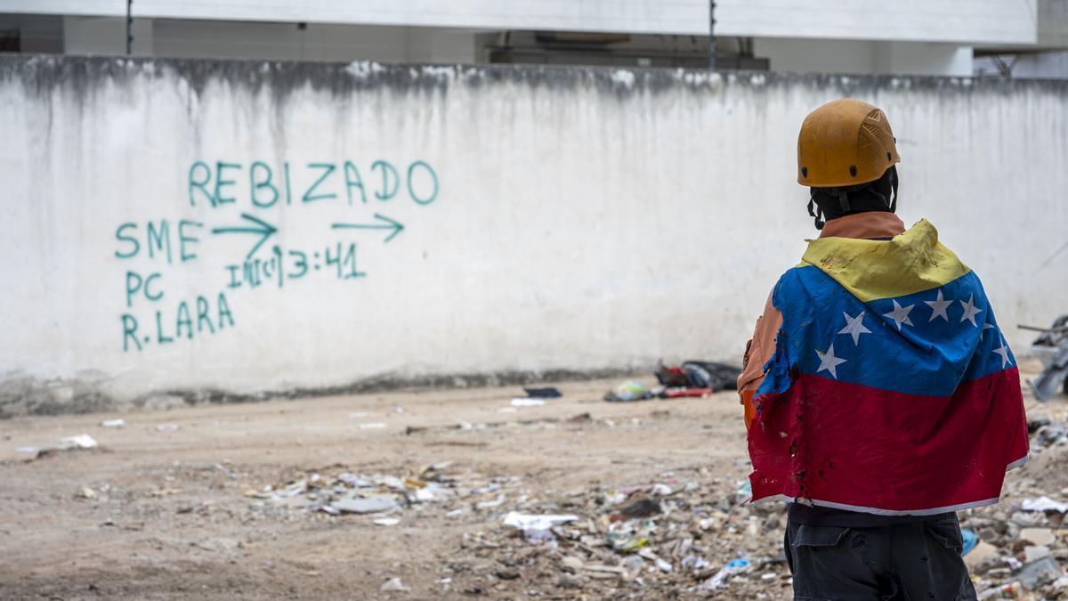 Un trabajador de los cuerpos de rescate que trabaja en las zonas siniestradas por el doble terremoto de Venezuela del pasado 26 de junio.