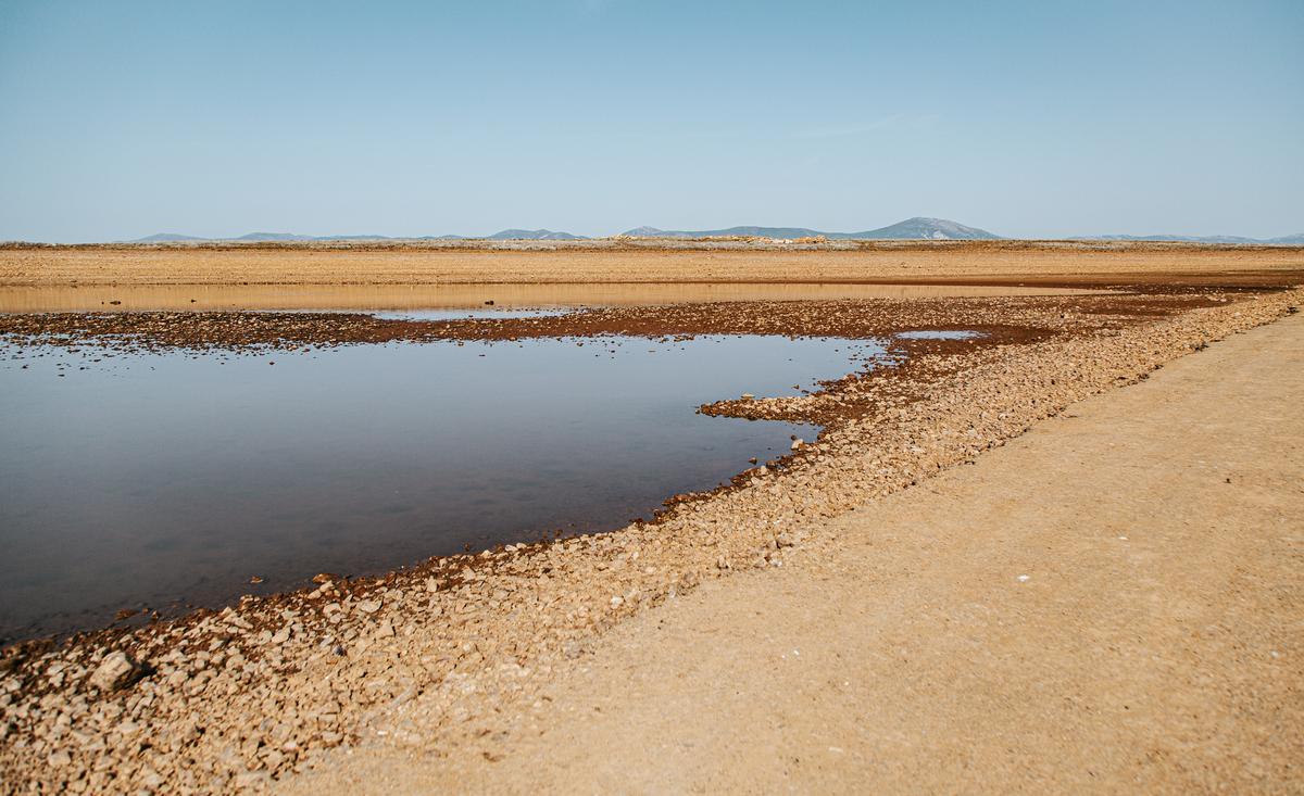 Vista del Embalse Torre de Abraham, originalmente con una capacidad de 180 hectómetros cúbicos pero que en estos momentos se encuentra al 6-7% de su capacidad total.