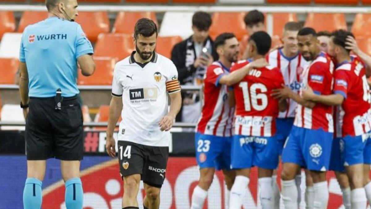 José Luis Gayà lamentándose en el partido ante el Girona en Mestalla