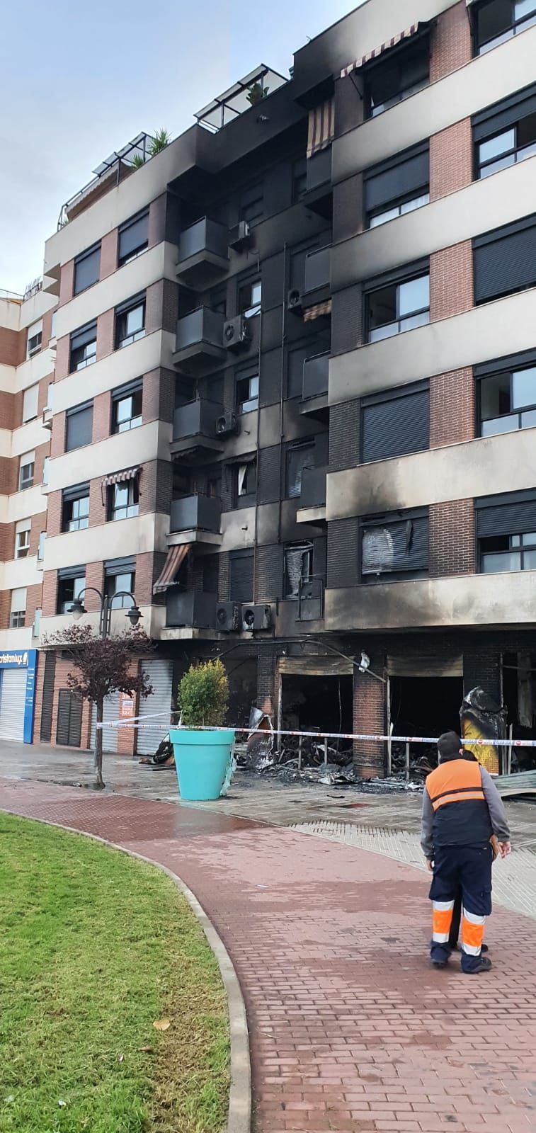 Un incendio en un local de motos de Alzira deja cinco heridos