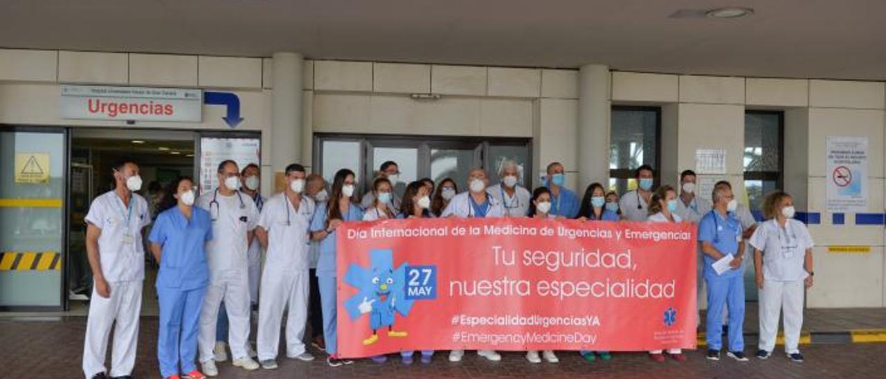 Sanitarios del Hospital Universitario Insular de Gran Canaria, ayer, durante la concentración, en la puerta del Servicio de Urgencias.  | | JOSÉ CARLOS GUERRA