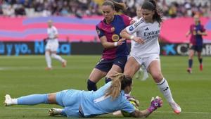 Misa atrapa el balón en uno de los partidos disputados en Montjuïc