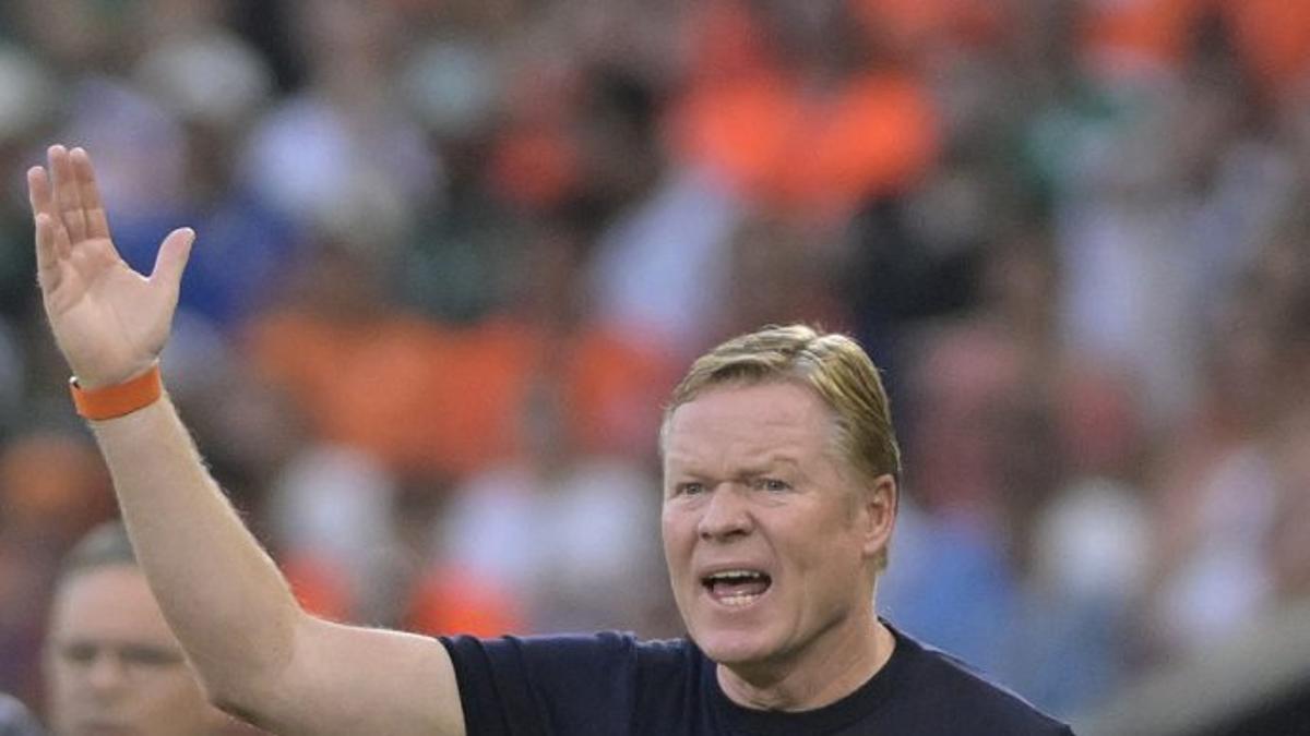 Ronald Koeman dona instruccions als seus jugadors durant el partit contra el Marroc.