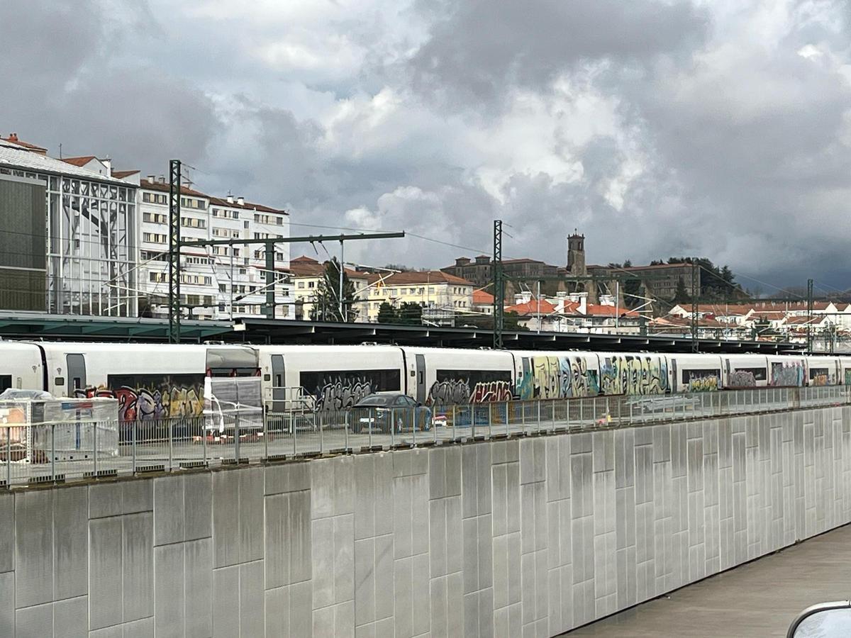 Visión lateral del tren vandalizado en la estación de Santiago.