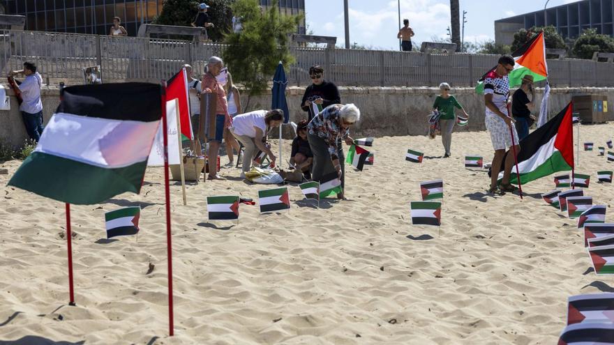 Plantada de banderas en Can Pere Antoni para denunciar el genocidio en Gaza