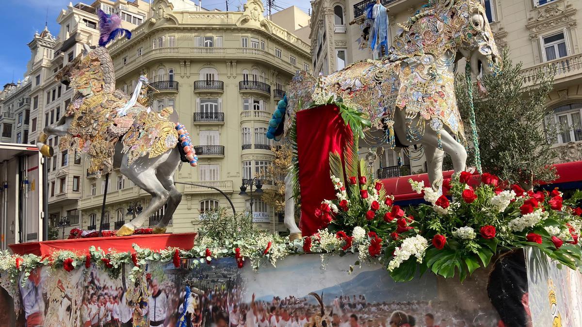 La carroza del Bando de los Caballos del Vino en Valencia