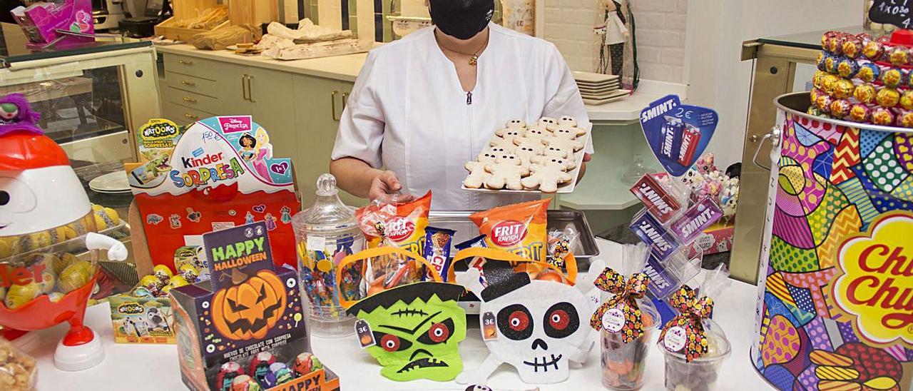 Gabriela Péres muestra galletas y cestas creadas para celebrar el Halloween.   | // BERNABÉ/ANA AGRA