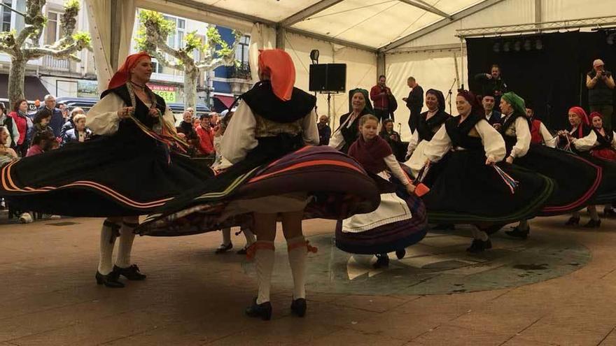 Los grupos de baile del Oriente animan la Folixa de la Sidre de Ribadesella