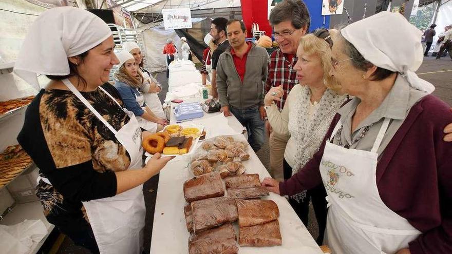 La venta de productos hechos con calabaza es la base de la fiesta.  // Marta G. Brea