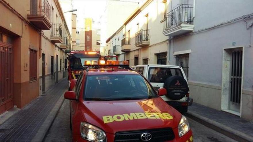 Fuego por una secadora en una casa de burriana