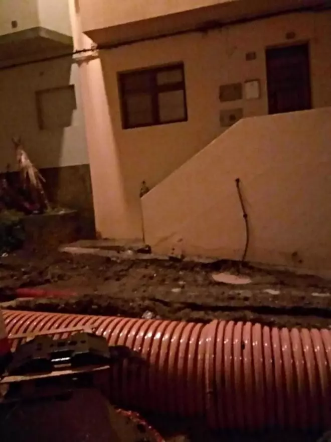 La lluvia hunde la calzada en Casa Ayala