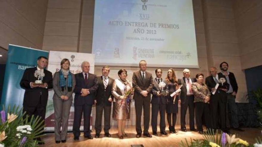 Los premiados y sus familias posan con Fabra, Gómez, Castedo, Pastor y Mas Millet.