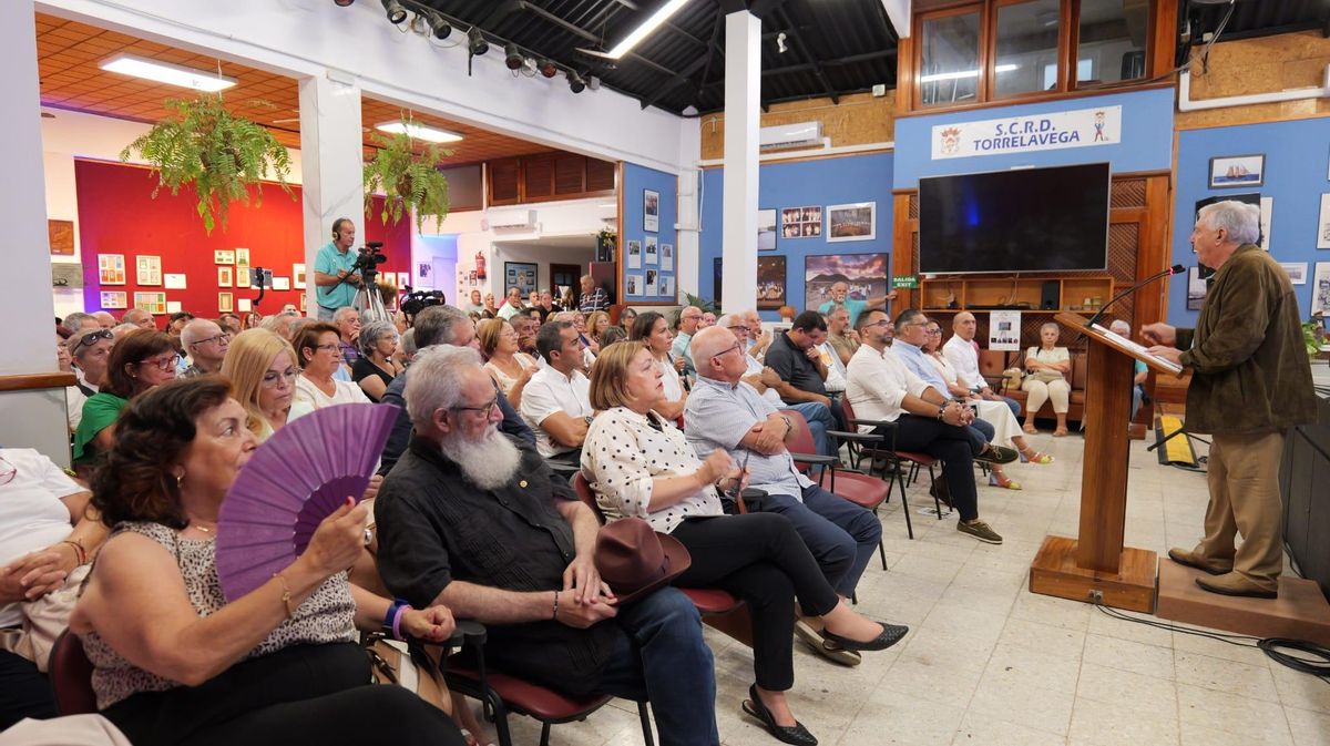 Toñín Ramos se dirige al público en uno de los actos en la Sociedad Torrelavega en 2024
