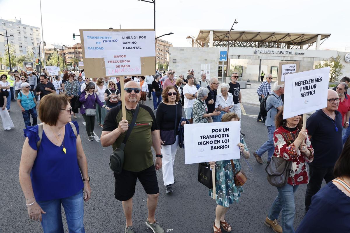Carteles de "Merecemos más y mejor servicio" en la manifestación.