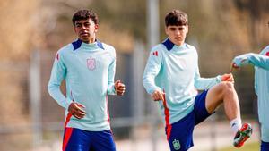 Lamine Yamal y Pau Cubarsí, durante un entrenamiento con la selección