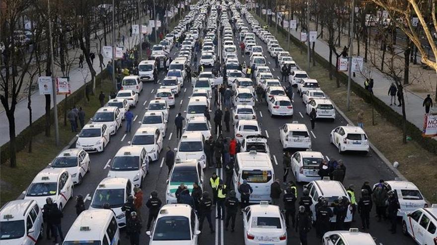 El taxi intenta colapsar Madrid y protesta ante las instituciones