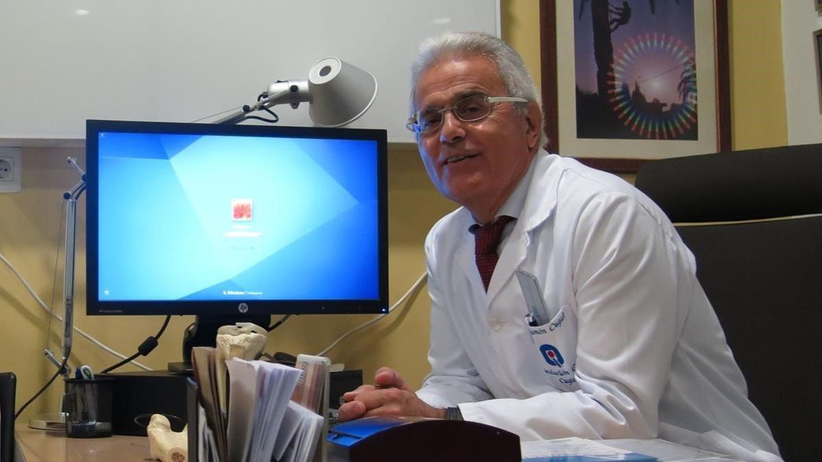 El doctor Ramon Cugat, en su despacho