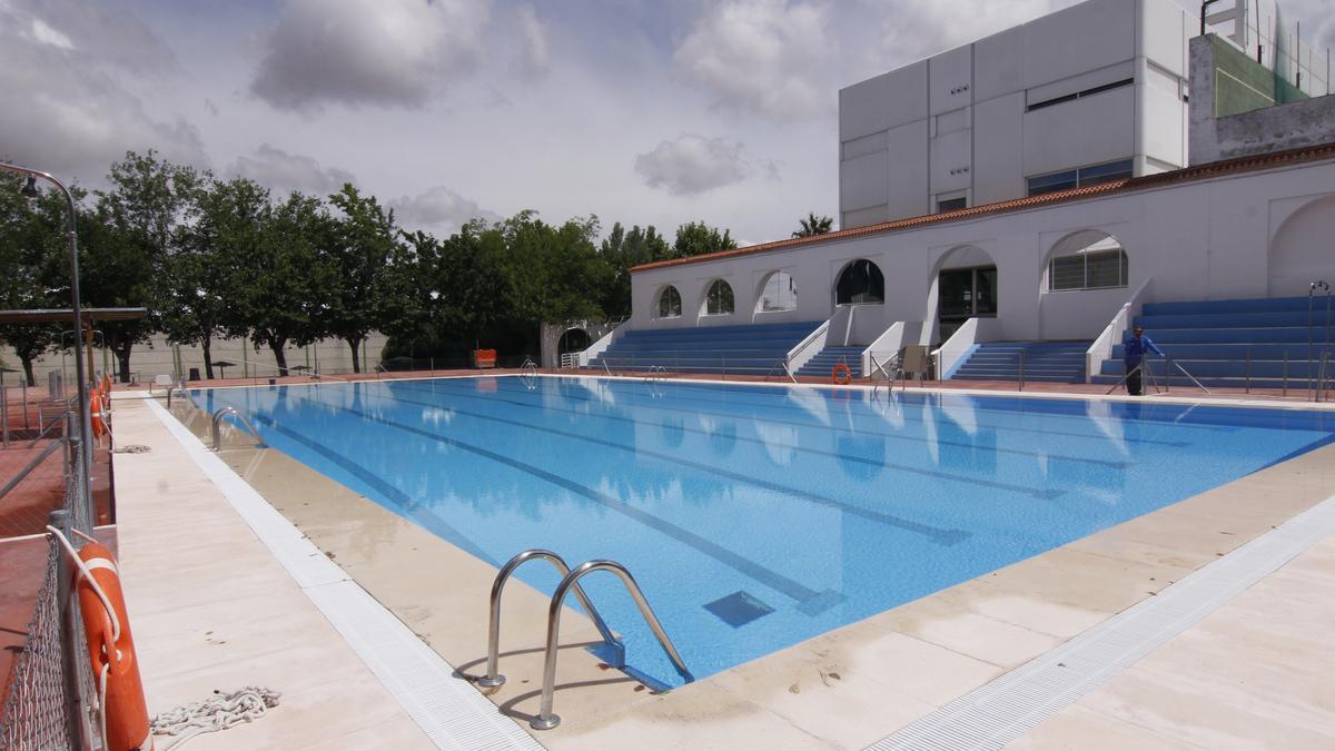 Ciudad Deportiva. Piscina olímpica del recinto de la Junta de Extremadura.