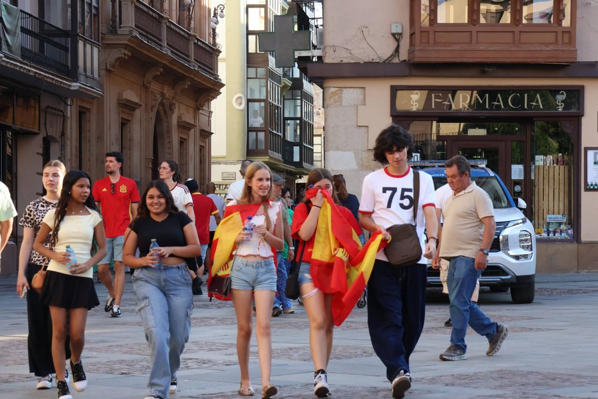 Final del Mundial de fútbol - Aficionados de la selección española ven la final en la Plaza Mayor
